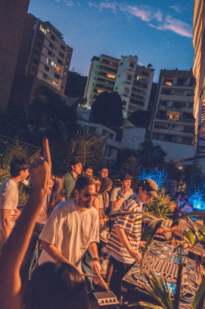 DJ tocando al atardecer en SORNEO Vol.1